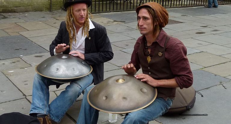 músicos callejeros tocando el hang