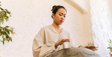 ¿Qué es un handpan? Mujer tocando un handpan